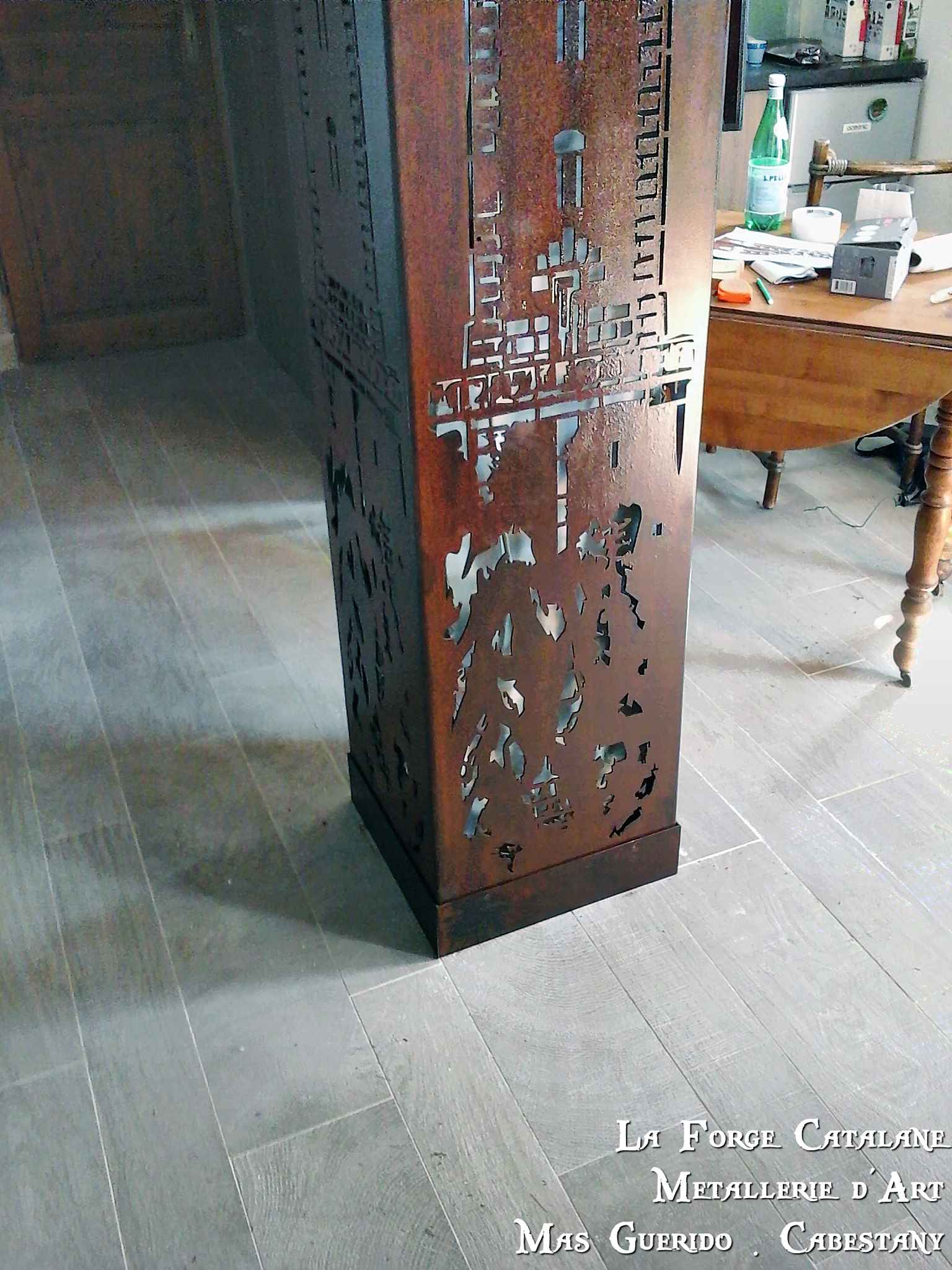 habillage poteau beton decoupe laser phare de la vilaine forge catalane 2.jpg